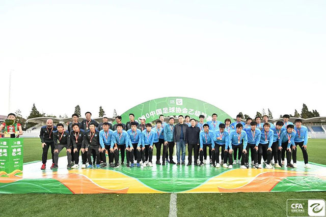 法尔14分14板7帽布莱克尼30分 肯帝亚不敌新疆